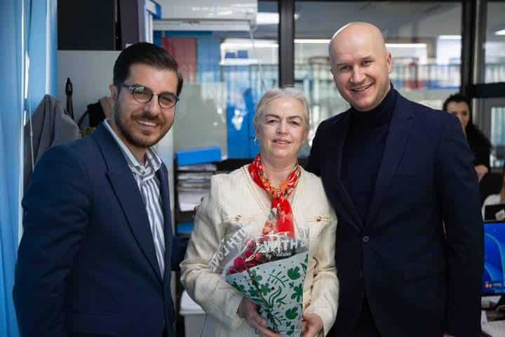 Kryetari Qemajl Aliu dhe drejtori i administratës shpërndajnë lule për nder të 8 Marsit