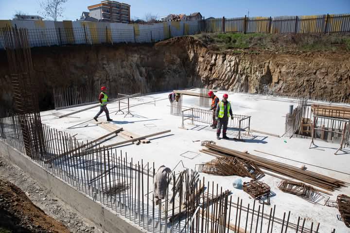 Ministri Sveçla viziton Shtimen, inspekton punimet në objektin e ri të komunës