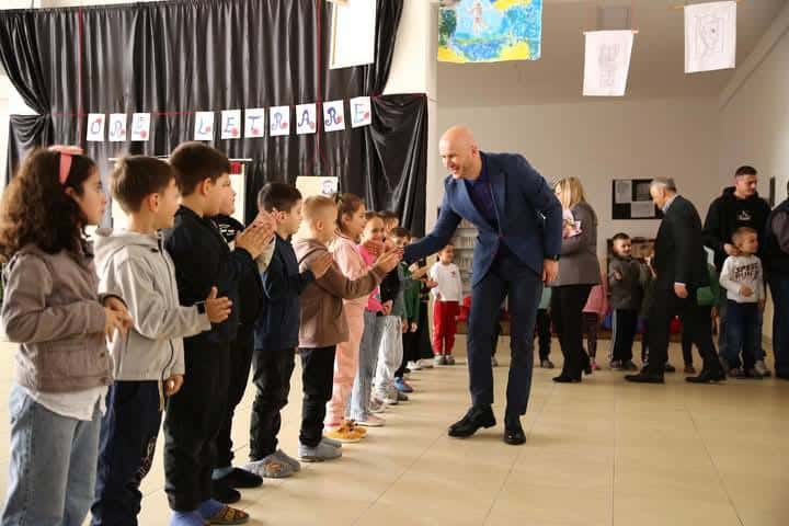 82 mijë euro për pajisje laboratorike në shkollën e Carralevës dhe Petrovës