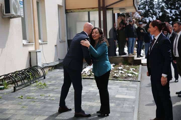 Kryetari Qemajl Aliu mirëpret Presidenten e Republikës së Kosovës Vjosa Osmanin në Shtime