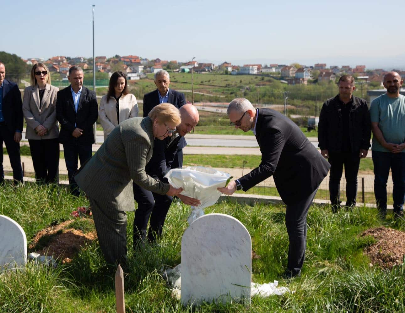 Kryetari Qemajl Aliu nderon veprën e Dr. Vezir Bajramit në 19-vjetorin e ndarjes nga jeta