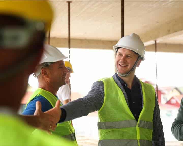 Kryetari Qemajl Aliu viziton punimet në shkollën e fshatit Petrovë ku po investohet afro 1.5 milion euro