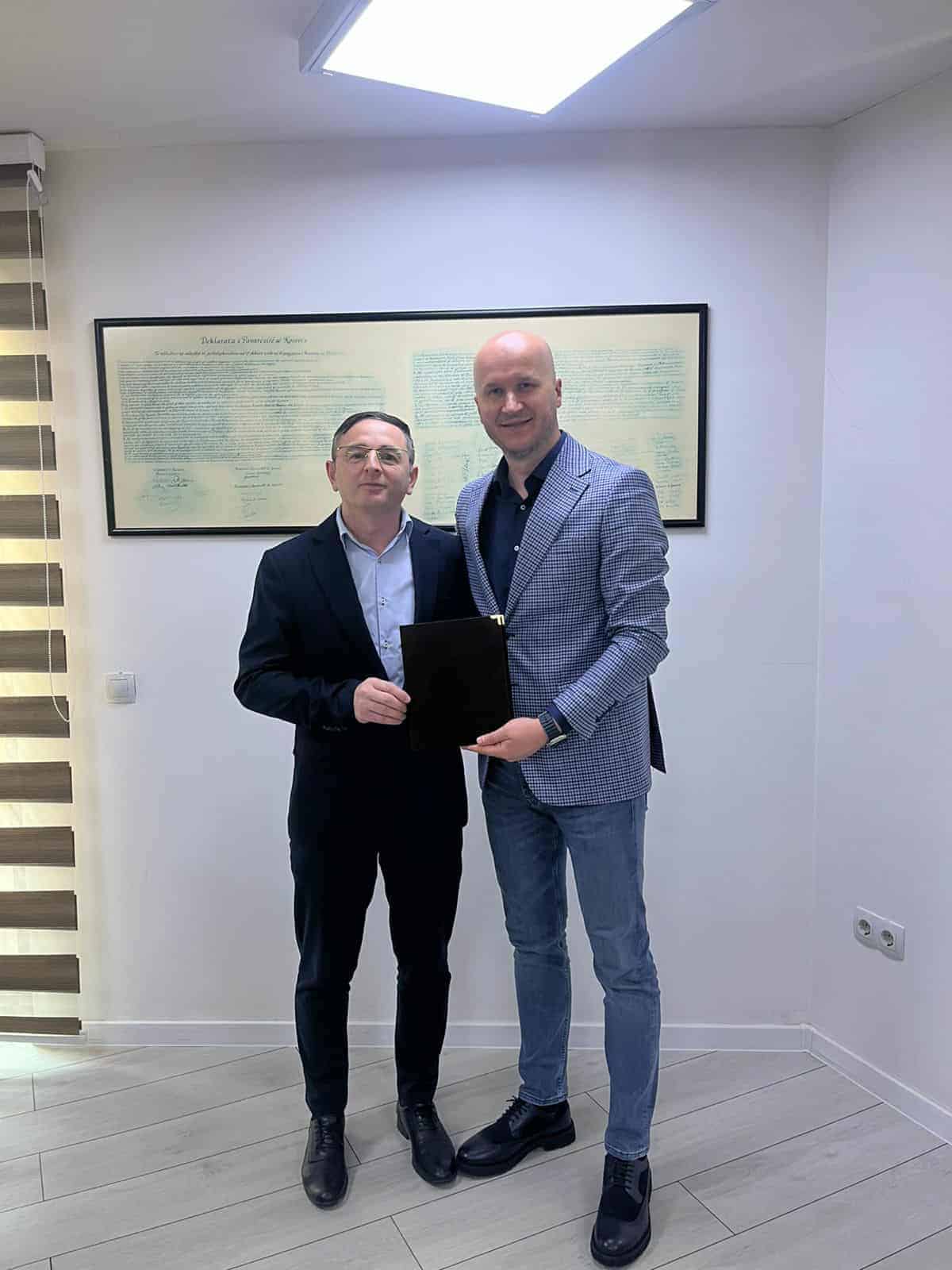 Kryetari Aliu emëron Adil Qorrollin U.D të drejtorit në SHFMU “Lasgush Poradeci” në Muzeqinë