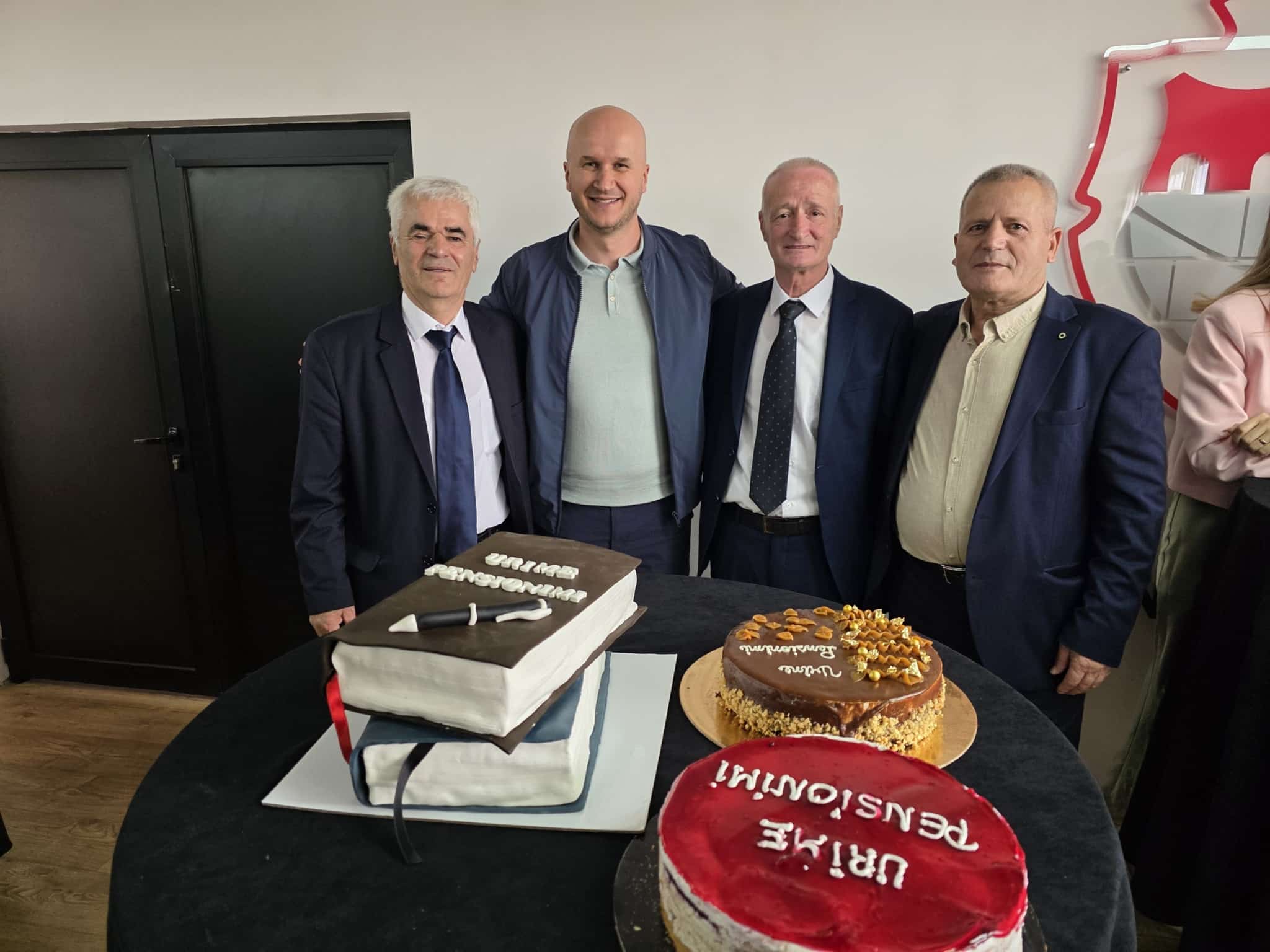 Tre zyrtarë të administratës komunale të Shtimes dalin në pension, nderohen për kontributin e tyre