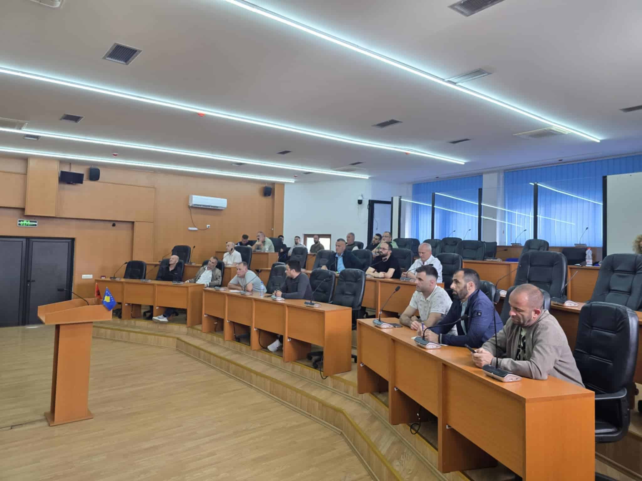 Takim informues me qytetarët për projektin e rrjetit nëntokësor në Shtime