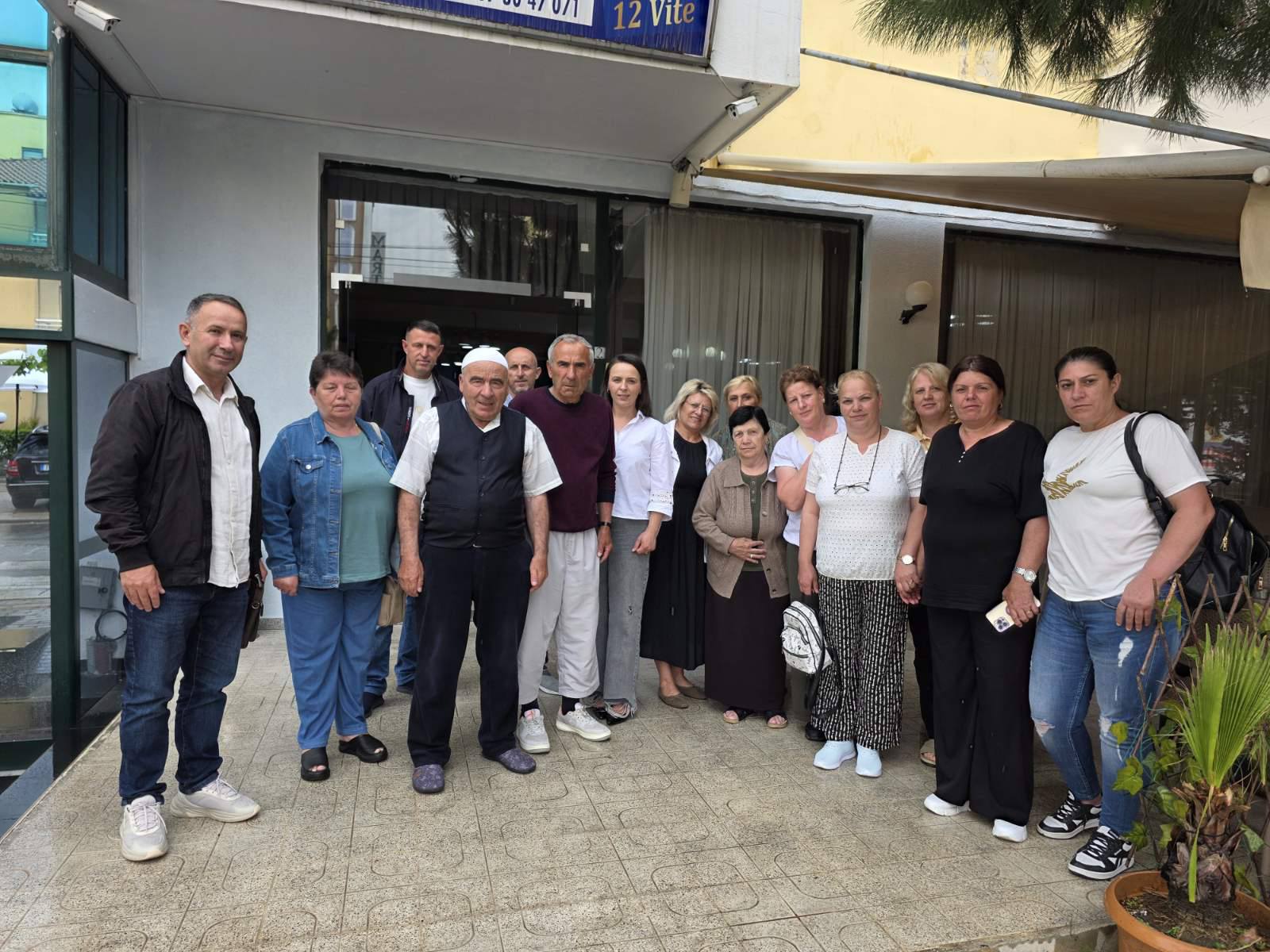 Vizitohen familjarët e dëshmorëve dhe veteranëve në bregdetin shqiptar