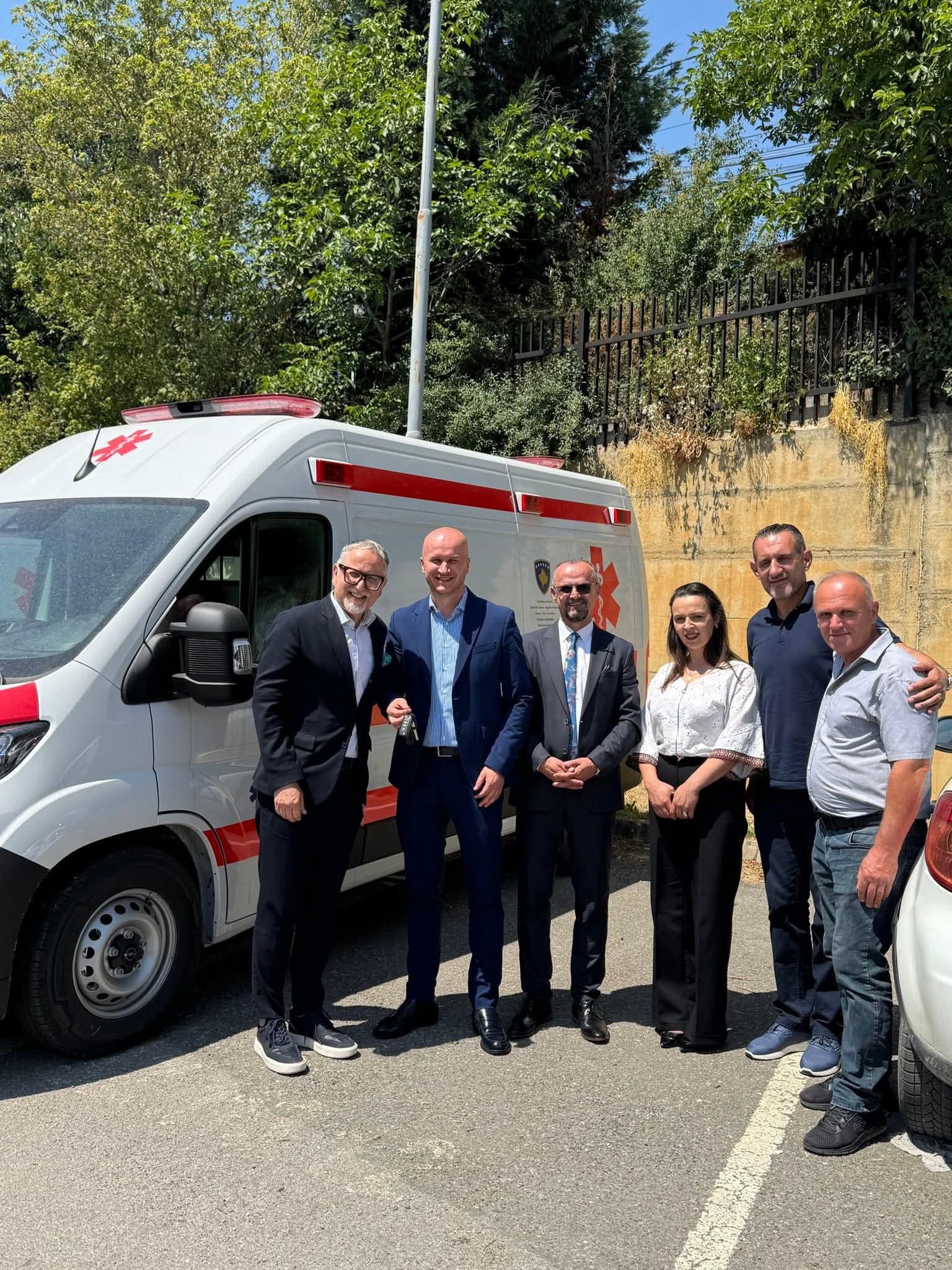 Komuna e Shtimes përfiton autoambulancë të re nga Ministria e Shëndetësisë