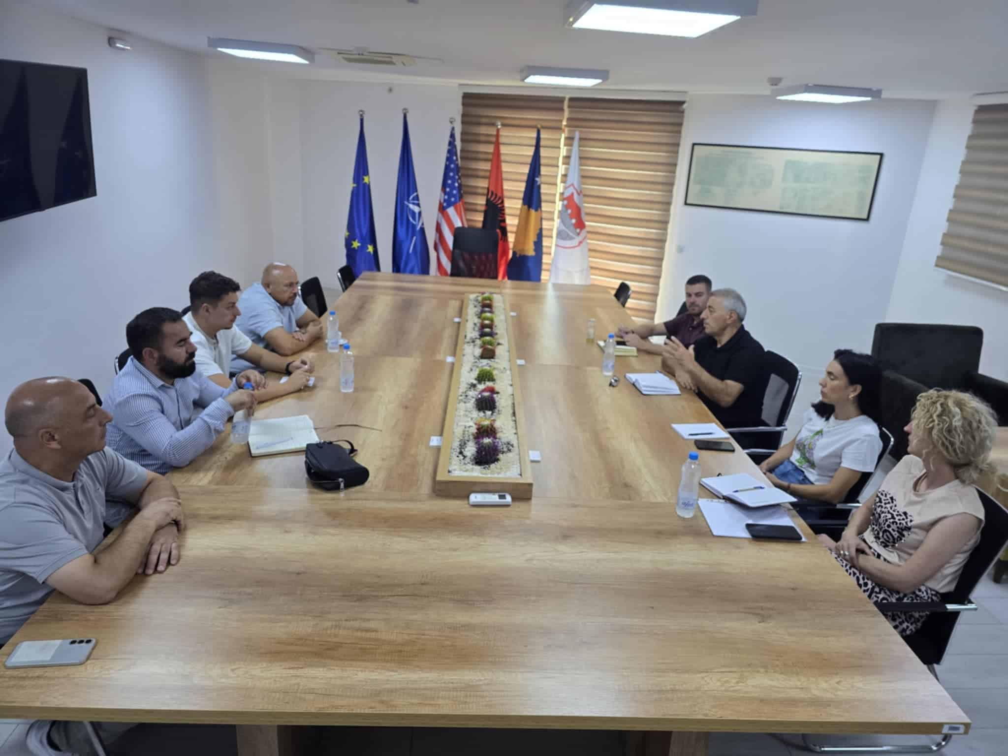 MBYLLEN FURRAT E GËLQEREVE NË DUGË DHE KARAÇICË