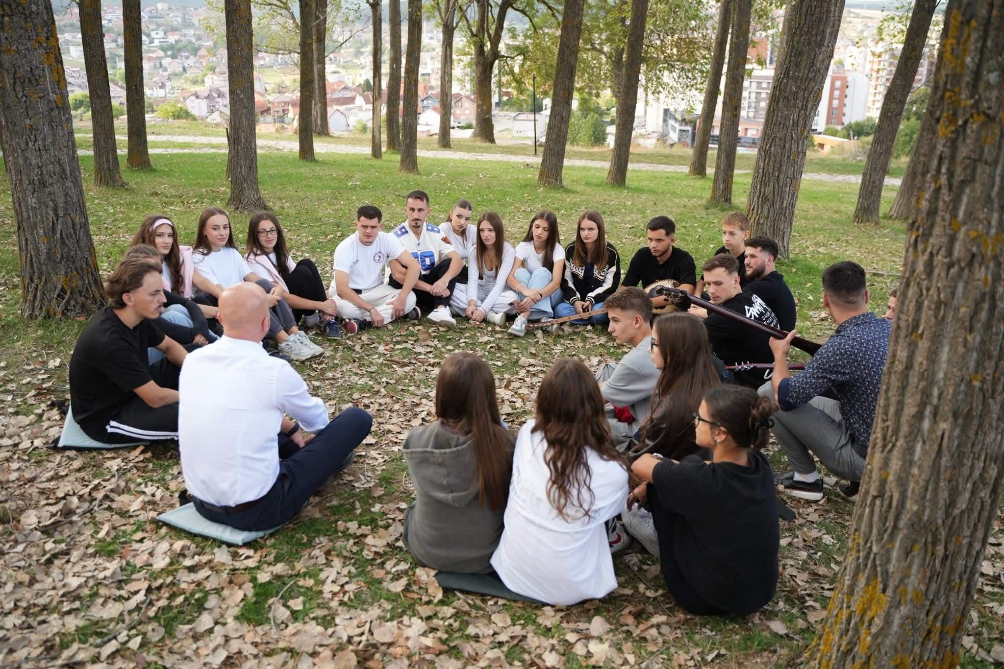 Të rinjtë e Shtimes festojnë ditën e tyre me muzikë, lojëra dhe mesazhe për të ardhmen