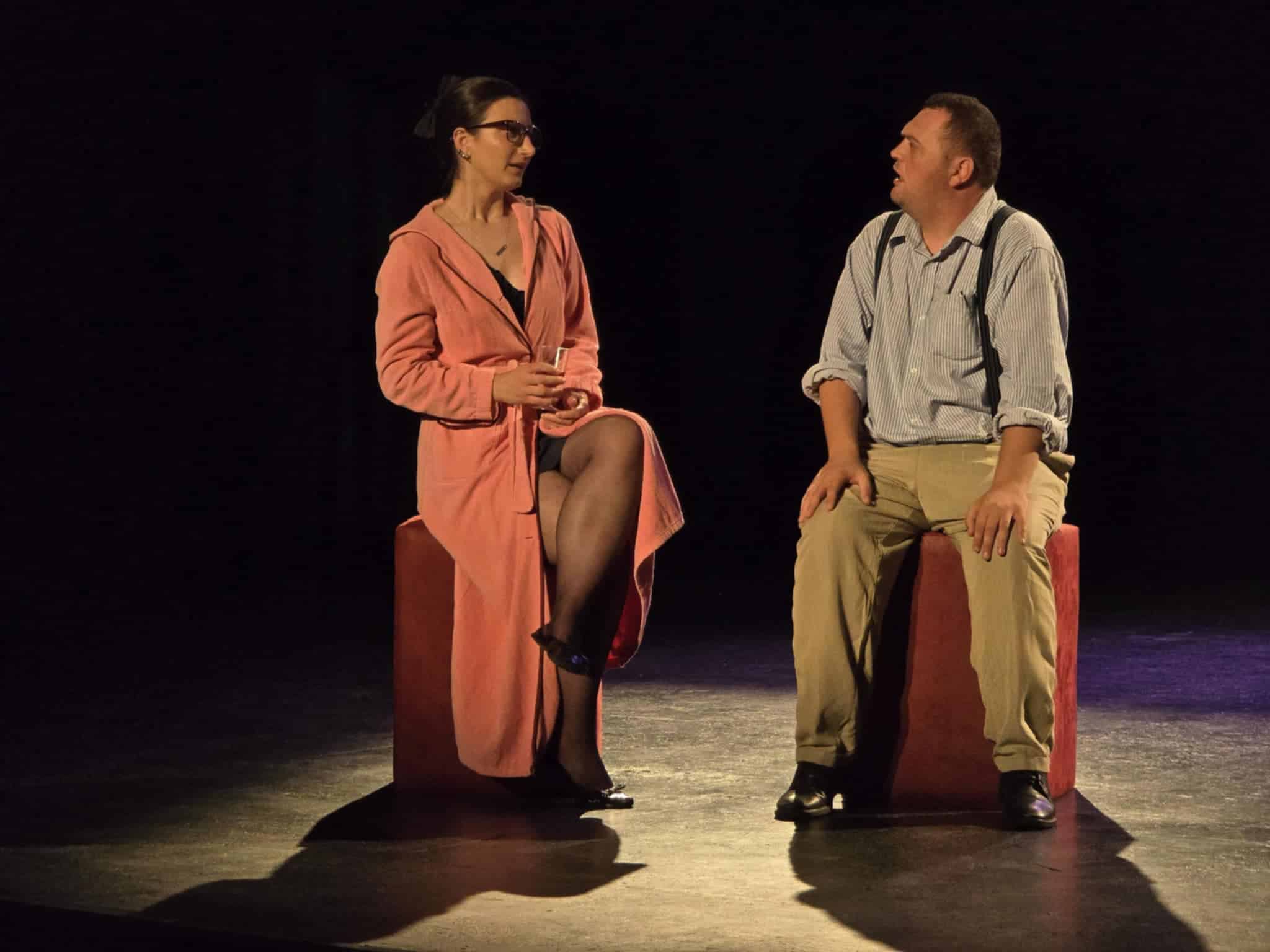 Skena e Shtëpisë së Kulturës në Shtime gjallërohet me shfaqjen “Kërkohet bashkëshort i ri”