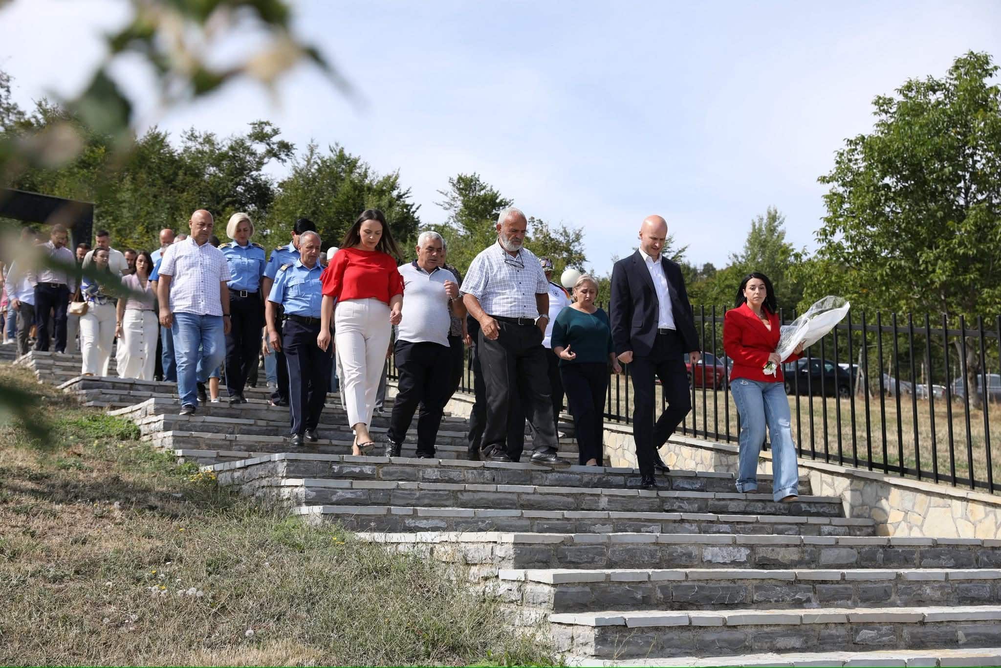 Në 27 vjetorin e rënies nderohen martirët e familjes Asllani