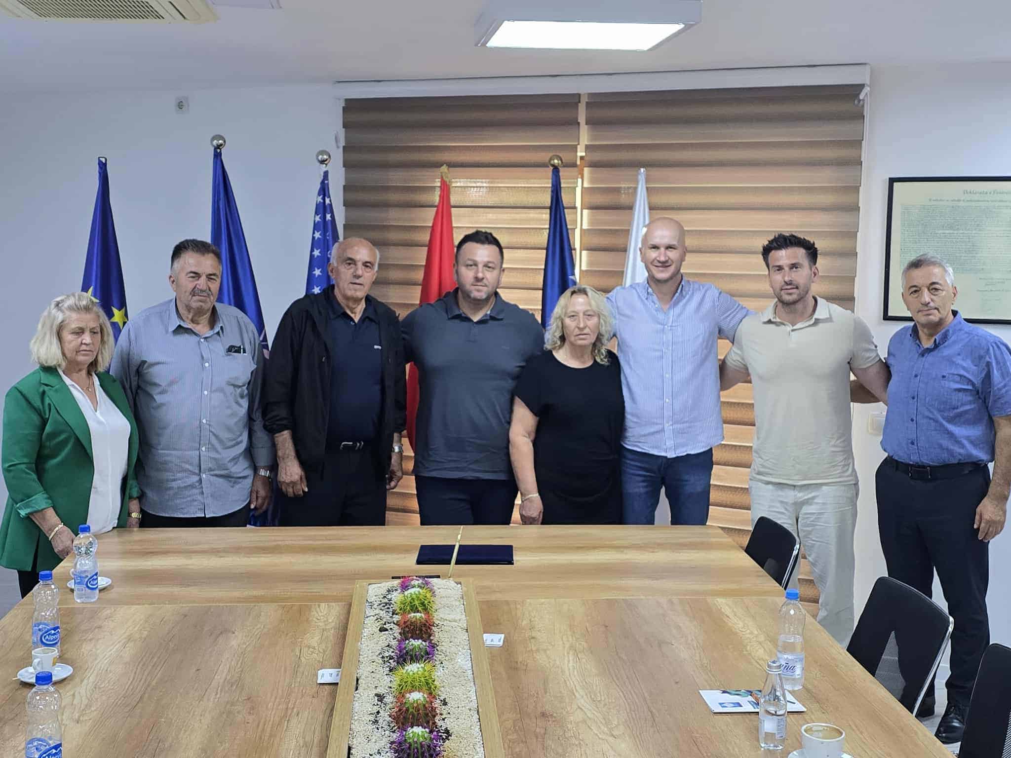 Familja e Azem Xhemës pritet nga kryetari Dr.Qemajl Aliu