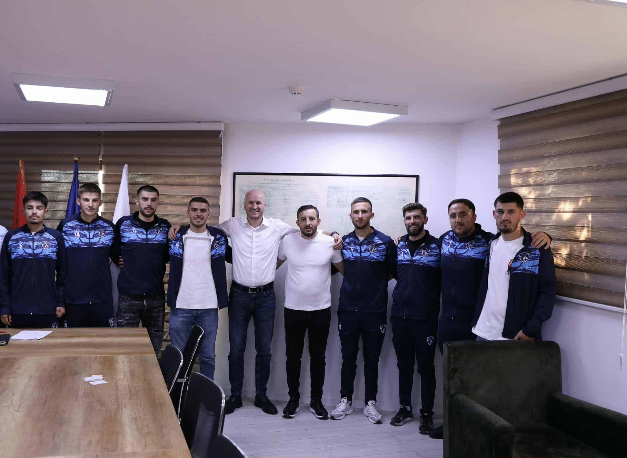 Kryetari Aliu pret në takim miqësor përfaqësuesit dhe futbollistët e FC Shtimja 26