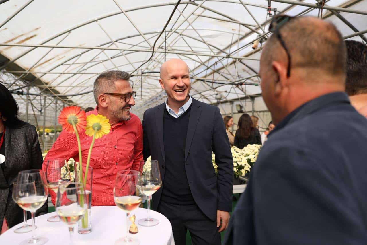 Kryetari Aliu viziton lulishten “Agrocoop” në Shtime , në festë e luleve