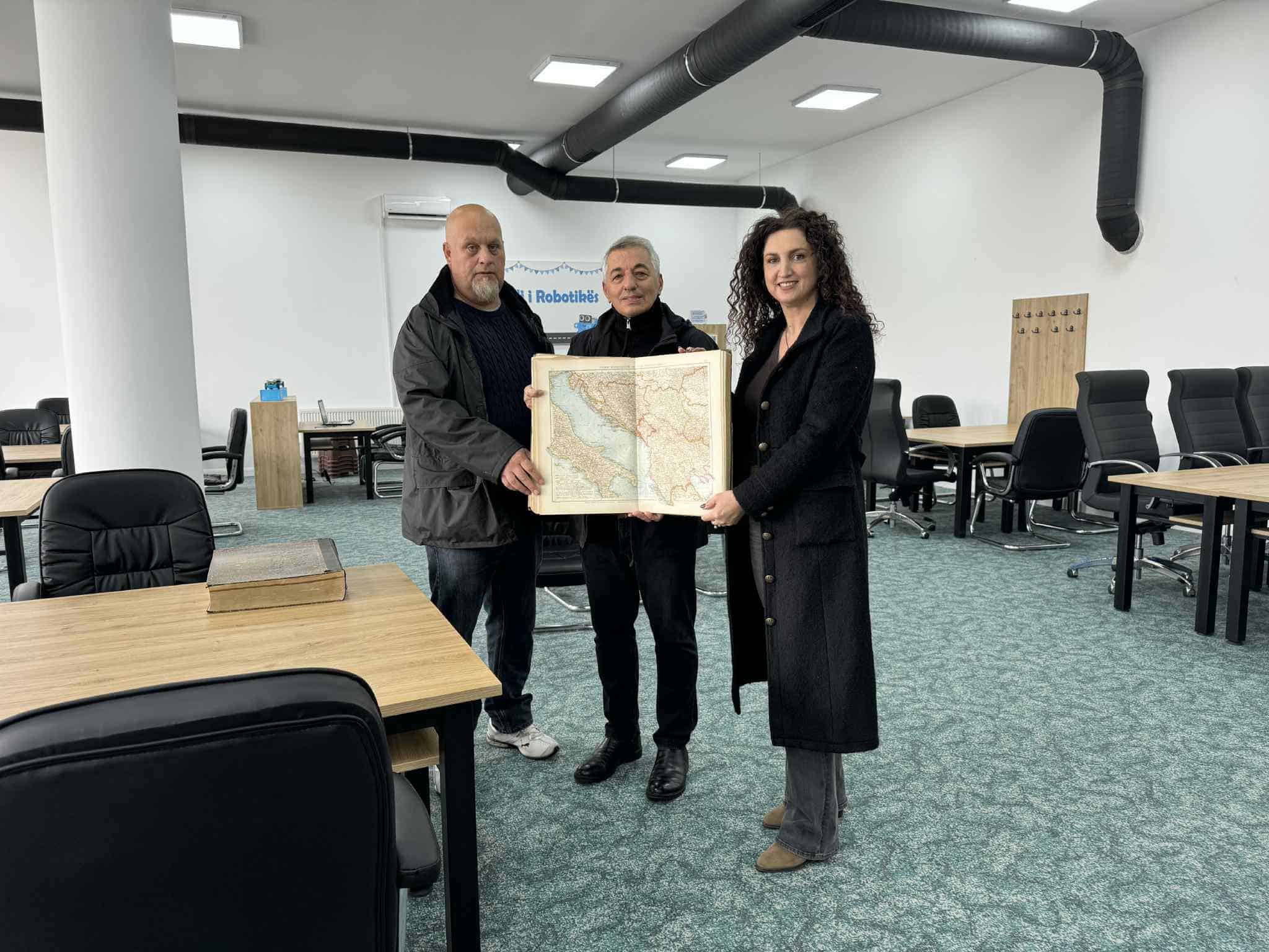 Bashkatdhetari i dhuron një atlas të rrallë Bibliotekës së Qytetit të Shtimes